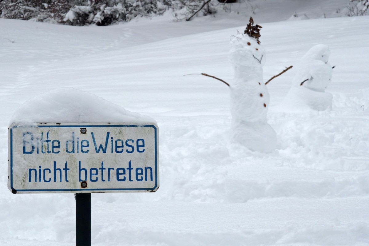 Winterbild mit Schneemann