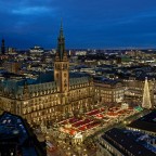 Hamburger Rathaus mit Weihnachtsmarkt